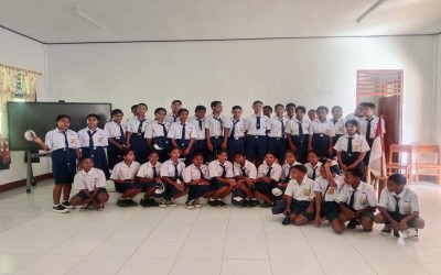 KEPALA SMP NEGERI 2 ATADEI LANTIK PENGURUS OSIS  PERIODE 2026/2027